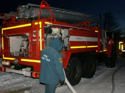 Колымские пожарные ликвидировали возгорание автомобиля в поселке Ягодное в Магадане « автомагадан