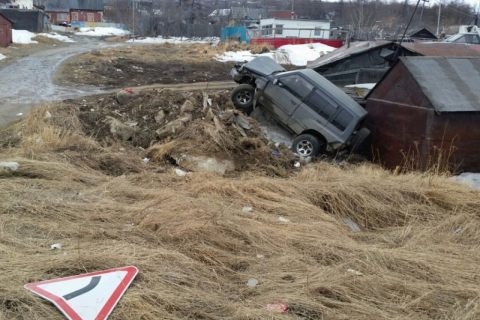 В Магадане лихач снес дорожный знак и скрылся с места ДТП, бросив машину в Магадане « автомагадан