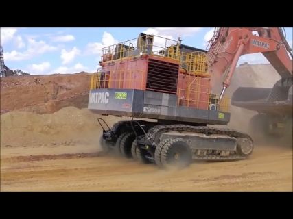 Оригинальный способ перевозки гусеничного экскаватора в Магадане « автомагадан