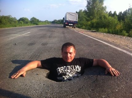 Специалисты ГЭЛУДа продолжают ямочный ремонт городских дорог в Магадане « автомагадан