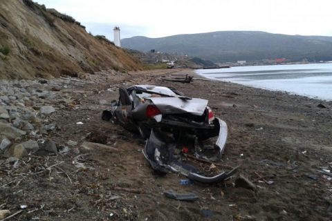 В Магадане иномарка вылетела на берег моря в Магадане « автомагадан