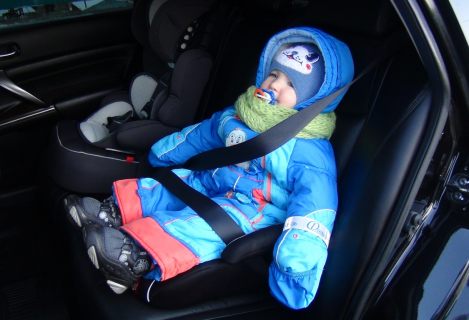 Магаданские полицейские вручили молодым мамам детские автокресла в Магадане « автомагадан